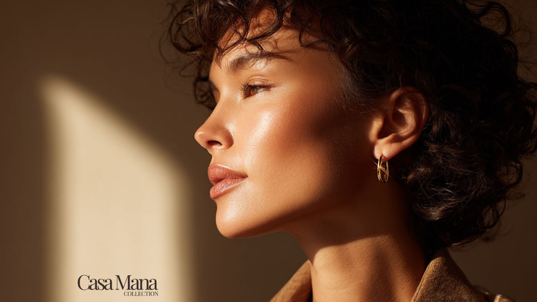 femme brune avec le soleil sur sa peau et boucle d'oreille brillante dorée