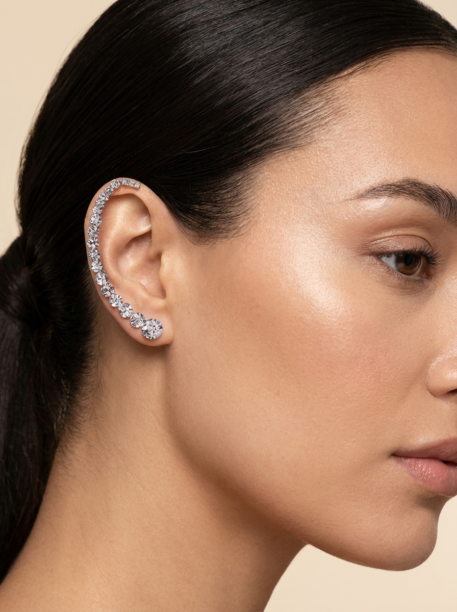 Boucle d’oreille grimpante argentée Audacieuse ornée de pierres brillantes