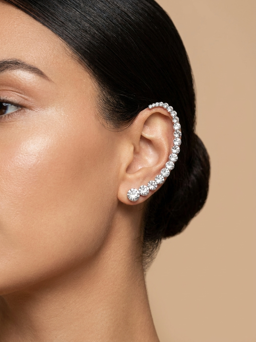 Femme portant les boucles d’oreilles grimpantes Audacieuse Casa Mana