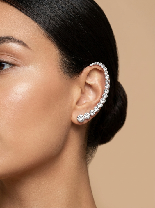 Femme portant les boucles d’oreilles grimpantes Audacieuse Casa Mana